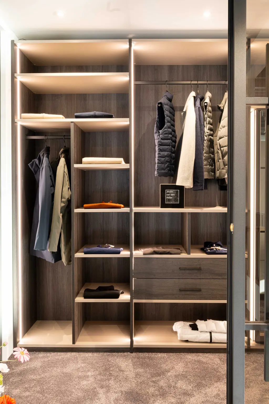 Walk-in-closet