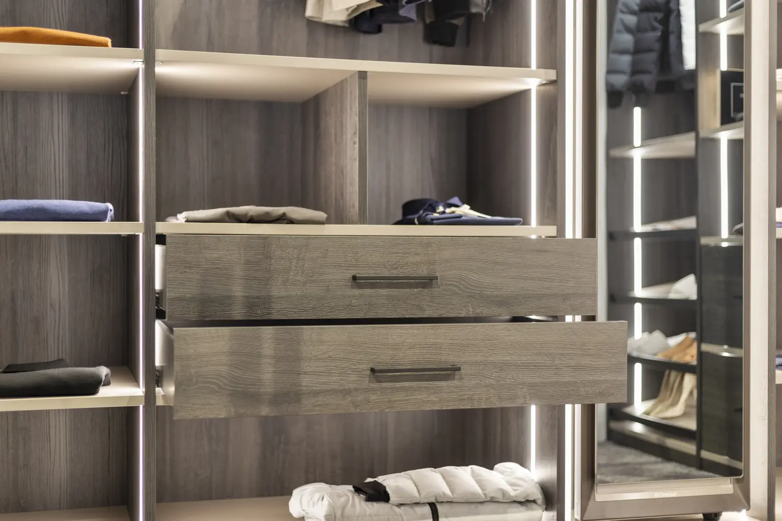 Schappen en lades walk-in-closet