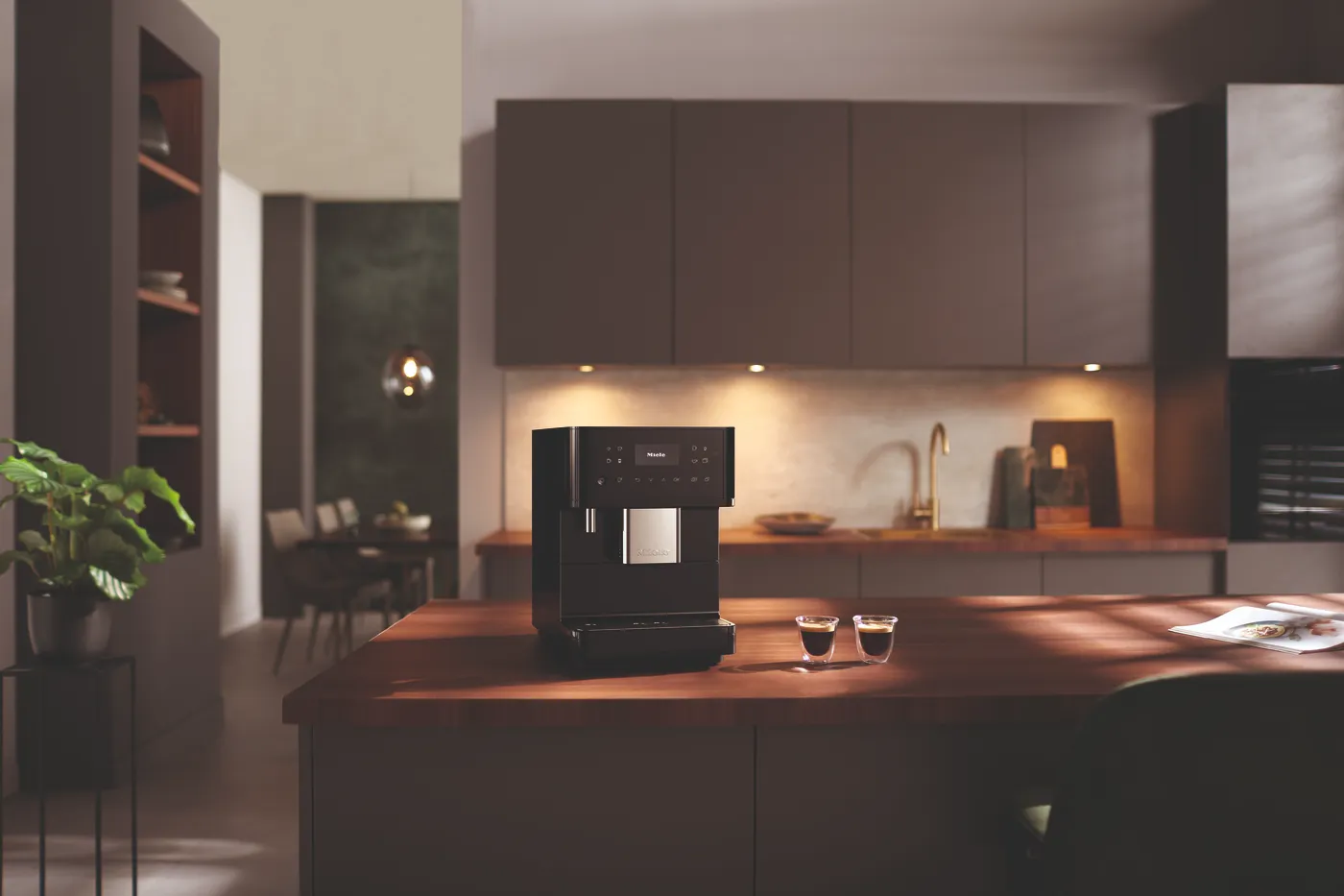 Miele luxe koffiemachines in donkere luxe keuken