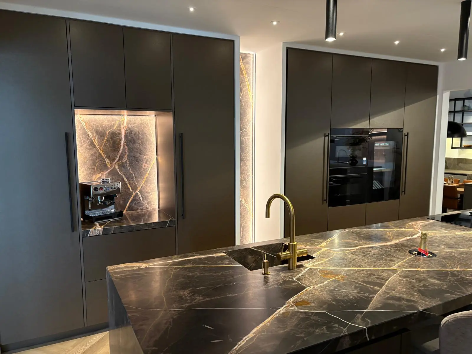 Diepeveen Keukens in Buitengewoon Wonen
