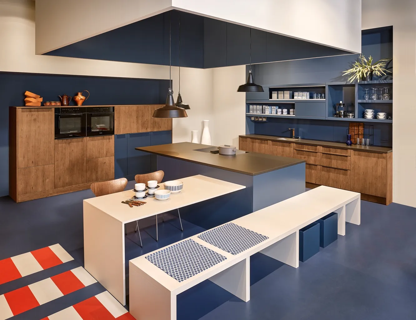 Blauwe keuken met hout van KH Systemmöbel