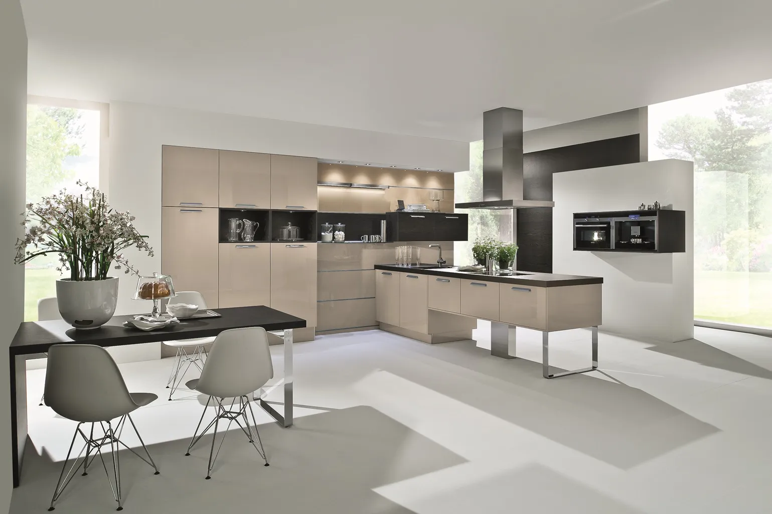Luxe beige keuken met wit van Architecture Internationale