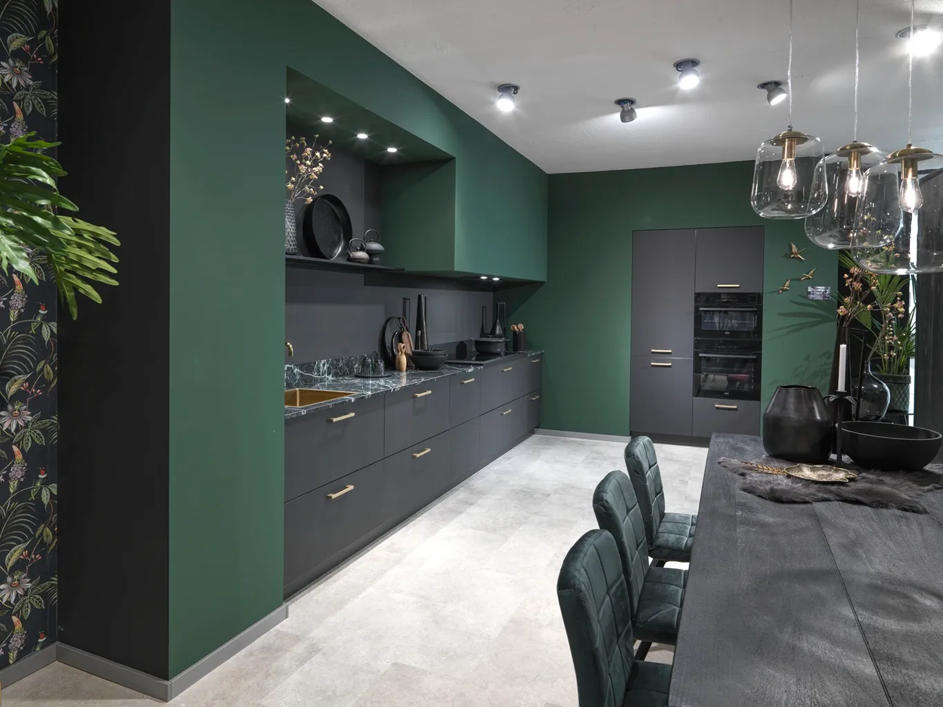 Zwarte keuken met groene wanden van Ballerina