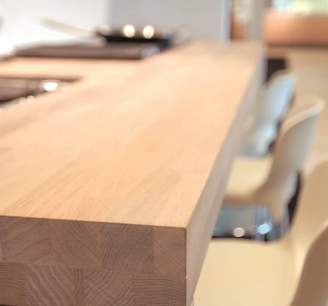 Massief houten keukenblad voor een luxe keuken van Dekker Zevenhuizen