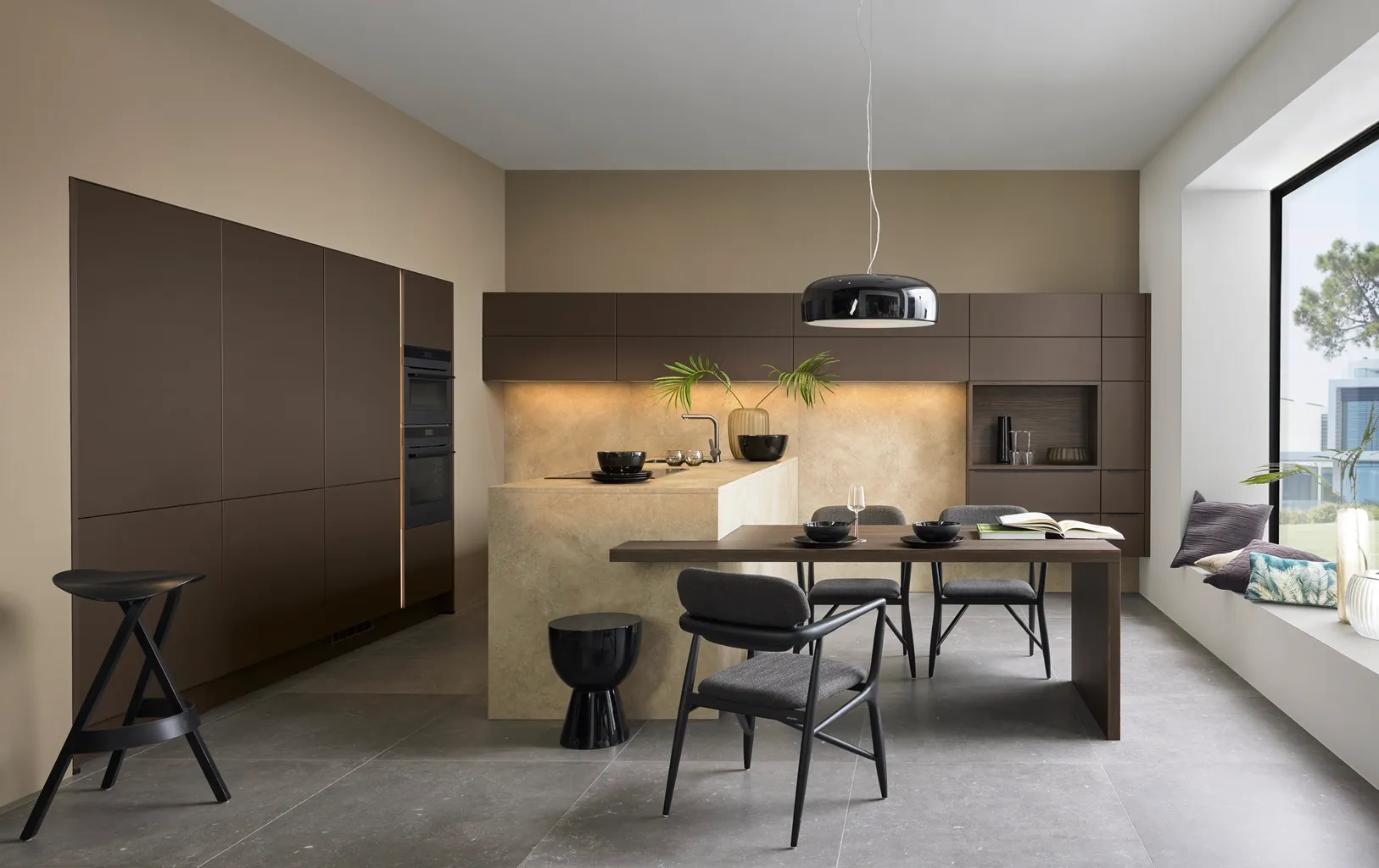 Luxe donkere beige keuken van Logic Kitchen