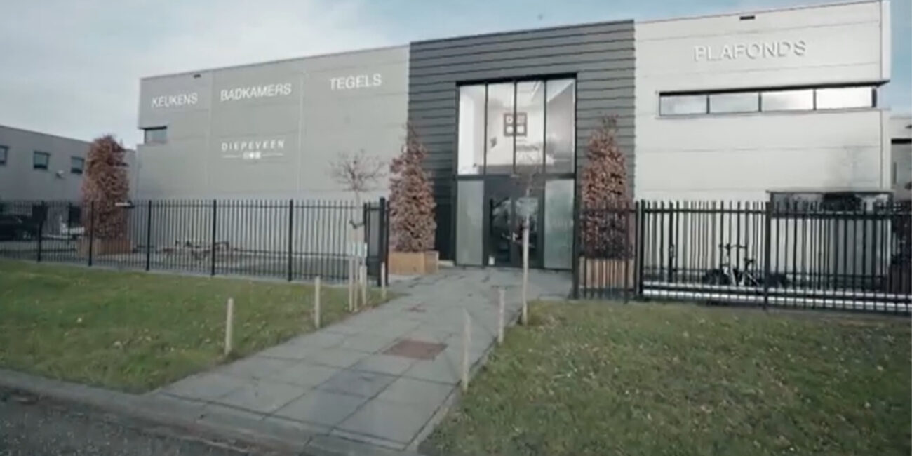 Luxe keuken in de showroom van Diepeveen met warm afgewerkte materialen