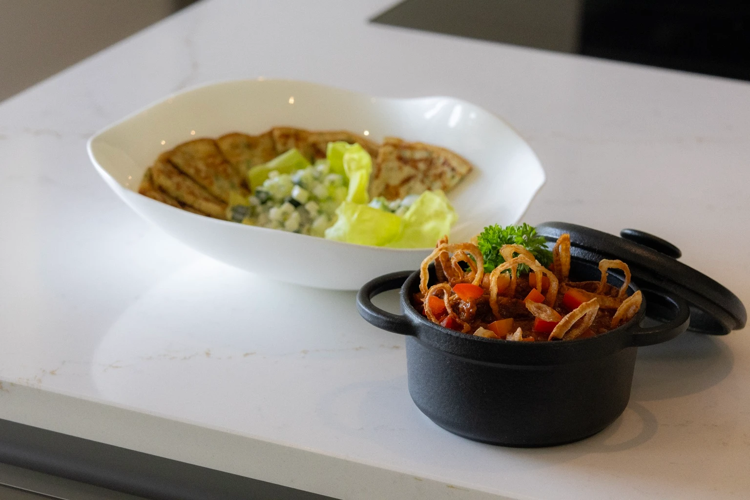 Goulash met aardappelpannenkoek